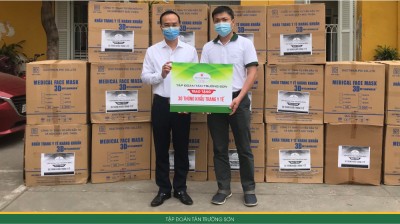 Tập đoàn Tân Trường Sơn trao tặng 30 thùng khẩu trang cho bệnh viện Đống Đa
